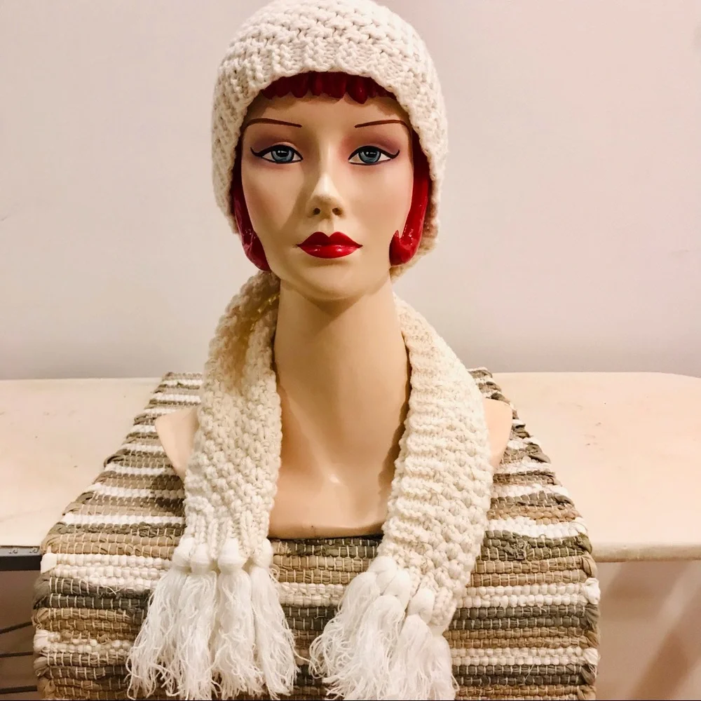 Toby and me off white and gold thread rectangular scarf. OS. EUC